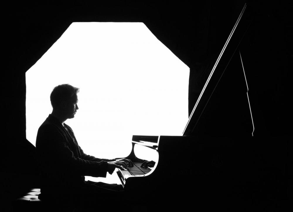 Piektdienas JAZZ LOUNGE koncertā pianistu Karstenu Dālu nomainīs izcilais igauņu džezmenis Kristjans Randalu