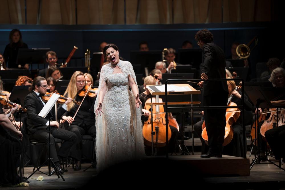 Cēsīs un operā izskanējuši Marinas Rebekas solokoncerti